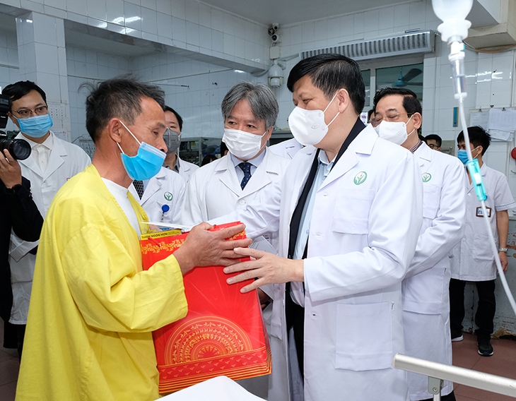 11-2- BTr tang qua nguoi nha benh nhan